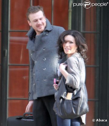 Un couple soudé, Jason Segel et une belle inconnue, à New York le 2 janvier 2012