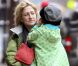 Macy dans les bras de sa mère Edie Falco dans les rues de New York le 15 décembre 2011