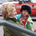 Edie Falco présente enfin sa mignonne petite fille, Macy