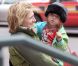 Dans la bonne humeur, Edie Falco et sa fille Macy se promènent dans les rues de New York le 15 décembre 2011