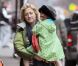 En pleine balade, Edie Falco et sa fille Macy dans les rues de New York le 15 décembre 2011