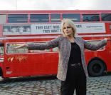 Joanna Lumley inaugure une nouvelle campagne de sensibilisation contre les conditions d'exportation des veaux et des moutons, à Londres, le 5 janvier 2011.