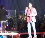 Julien Clerc en répétition pour sa tournée symphonique. Il est entouré de 40 musiciens. 