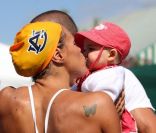 Laure Manaudou et sa fille Manon le 19 juin 2011
