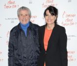 Claude Lelouche et sa compagne Valérie lors de l'avant-première de L'amour dure trois ans à Paris le 7 janvier 2012
