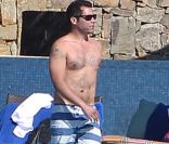Cash Warren prend du bon temps sous le soleil de Cabo San Lucas au Mexique. Fin décembre 2011.