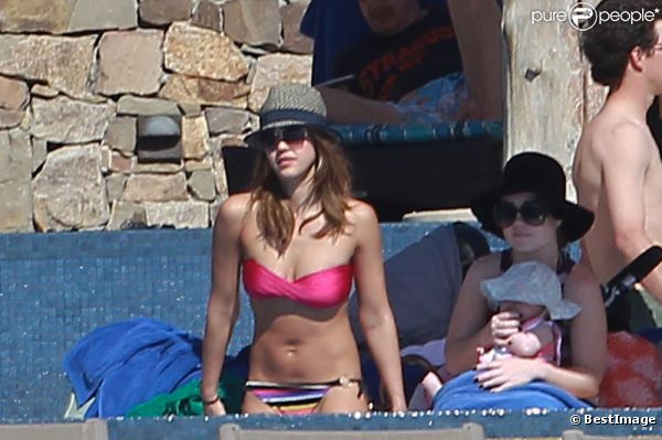 Jessica Alba sous le soleil de Cabo San Lucas, au Mexique, fin décembre 2011.