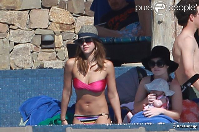Jessica Alba sous le soleil de Cabo San Lucas, au Mexique, fin décembre 2011.
