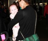 Jessica Alba rentre du Mexique. Ici, avec son adorable fille Haven dans les bras à l'aéroport LAX de Los Angeles. Début janvier 2012.