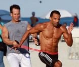Craig David s'entraîne en compagnie de son coach, sur une plage de Miami, le 7 janvier 2012.