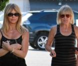 Goldie Hawn et sa mère se promènent à Pacific Palisades dans Los Angeles le 8 janvier 2012