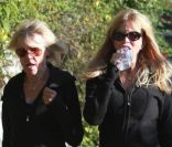 Goldie Hawn s\'offre une promenade à Los Angeles avec sa mère le 8 janvier 2012<br />