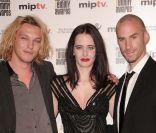 Les héros de la série  Camelot  - Eva Green, entourée de Jamie Campbell Bower et Joseph Fiennes - à Cannes le 4 avril 2011. 