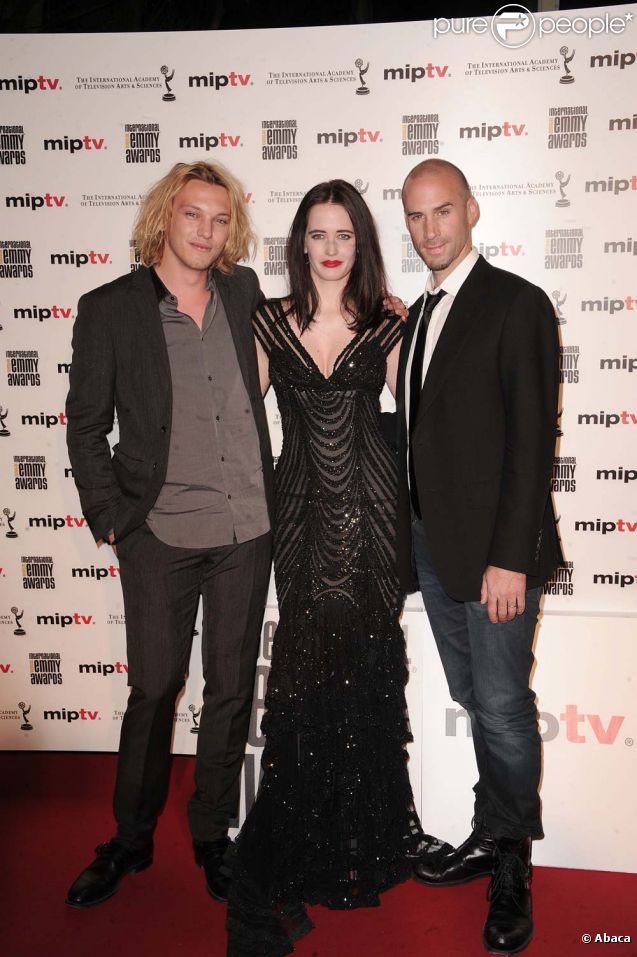 Les héros de la série  Camelot  - Eva Green, entourée de Jamie Campbell Bower et Joseph Fiennes - à Cannes le 4 avril 2011. 