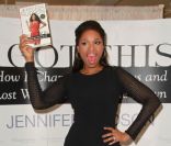 Radieuse dans une robe noire et des chaussures Yves Saint Laurent, Jennifer Hudson présente son livre 