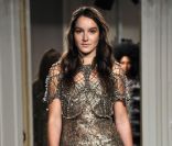 La Frenchy Anaïs Demoustier défile pour Alberta Ferretti, à Milan, le vendredi 13 janvier 2012.