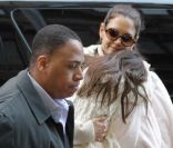 Suri dans les bras de Katie Holmes, la grosse souris dans ceux du garde du corps à New York, le vendredi 13 janvier 2011.