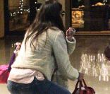 Katie Holmes, obligée de prendre sa fille dans les bras, à New York, le samedi 14 janvier 2011.