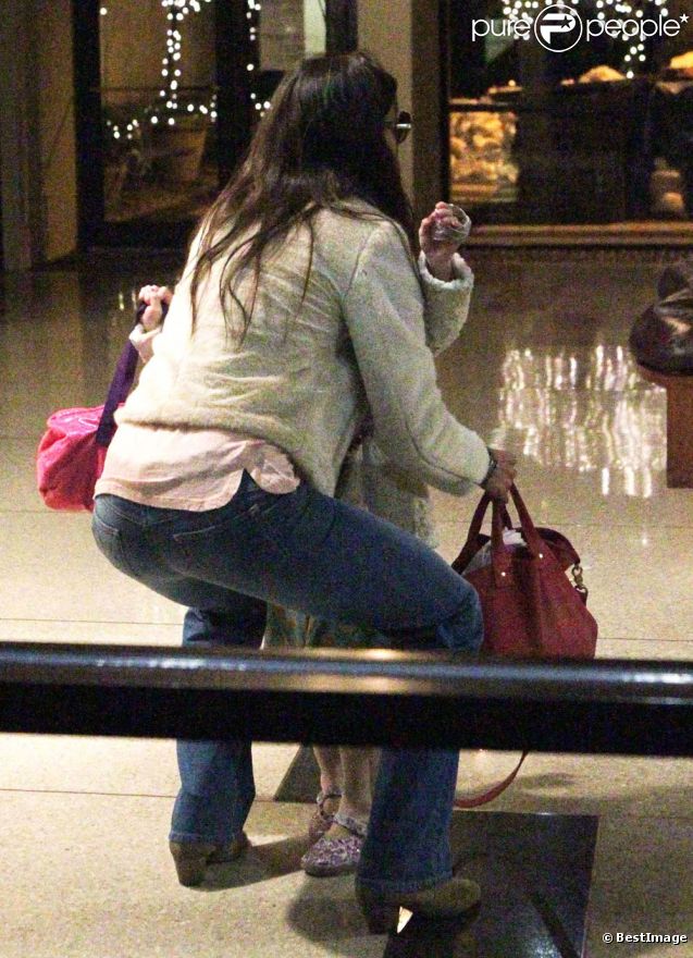 Katie Holmes, obligée de prendre sa fille dans les bras, à New York, le samedi 14 janvier 2011.
