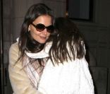 Katie Holmes et sa fille dans leur position habituelle, à New York, le samedi 14 janvier 2011.