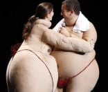 Dany Boon dans les bras de sa femme Yael, lors de la dernière de son spectacle Trop stylé, le 1er janvier 2012 à Paris.<br />