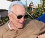 Kirk Douglas s'essaye au toboggan a 91 ans