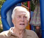 Kirk Douglas pose devant son aire de jeux