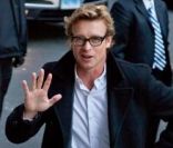 Simon Baker : Sexy et élégant face au crooner Seal