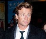 Le beau Simon Baker pose avec s...