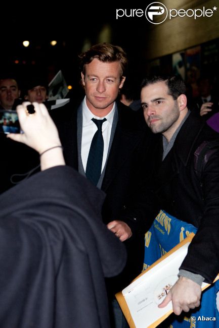 Simon Baker pose avec ses fans ...