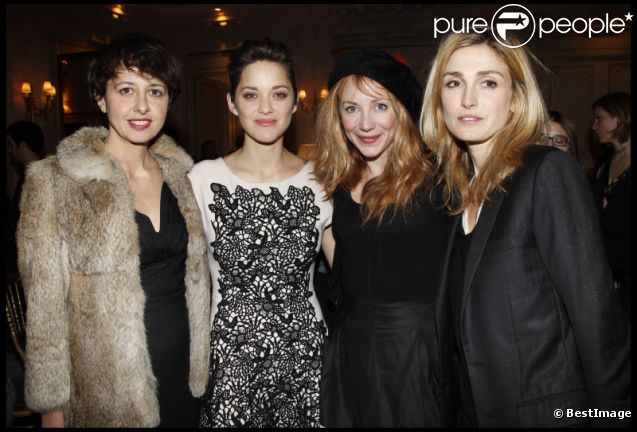 Valérie Bonneton, Marion Cotillard, Julie Depardieu et Julie Gayet à la soirée des révélations, à Paris le 16 janvier 2012.