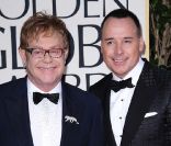 Elton John et David Furnish sur le tapis rouge des Golden Globes, à Los Angeles, le 15 janvier 2011.