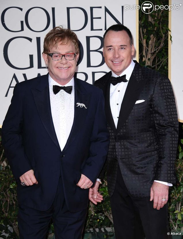 Elton John et David Furnish sur le tapis rouge des Golden Globes, à Los Angeles, le 15 janvier 2011.
