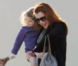 Alyson Hannigan et sa fille Satyana font une bonne action à Los Angeles, le 17 janvier 2012.