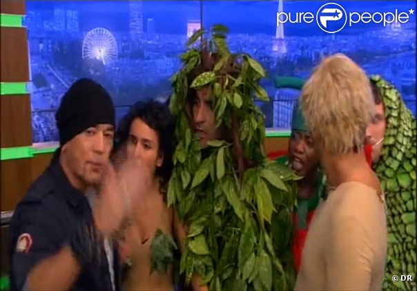  Pascal Obispo interrompt la parodie d'Adam et Ève d'Arthur et son équipe dans un extrait de Ce soir avec Arthur diffusée lundi 16 janvier 2012 sur Comédie + 