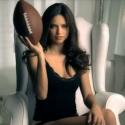 Adriana Lima : La plus sexy des sportives veut vous faire transpirer