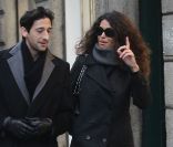 Adrien Brody et Afef Jnifen discutent dans la rue à Milan le 19 janvier 2012