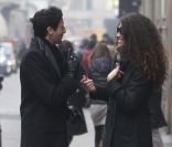 Adrien Brody et Afef Jnifen discutent dans la rue à Milan le 19 janvier 2012