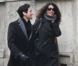 Souriants, Adrien Brody et Afef Jnifen discutent dans la rue à Milan le 19 janvier 2012