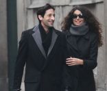 Adrien Brody et Afef Jnifen discutent dans la rue à Milan le 19 janvier 2012