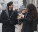 Amicalement, Adrien Brody et Afef Jnifen discutent dans la rue à Milan le 19 janvier 2012