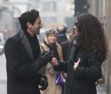 Adrien Brody et Afef Jnifen discutent dans la rue à Milan le 19 janvier 2012