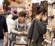 Justin Bieber et Selena Gomez font leurs courses dans un supermarché de Los Angeles, le 14 janvier 2012.