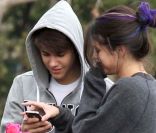 Petit moment de complicité avant de remplir le coffre de la voiture : Justin Bieber et Selena Gomez ont fait leurs courses dans un supermarché de Los Angeles, le 14 janvier 2012.