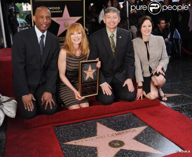 Marg Helgenberger reçoit sa précieuse étoile devant ses collègues des Experts, à Los Angeles, le 23 janvier 2012