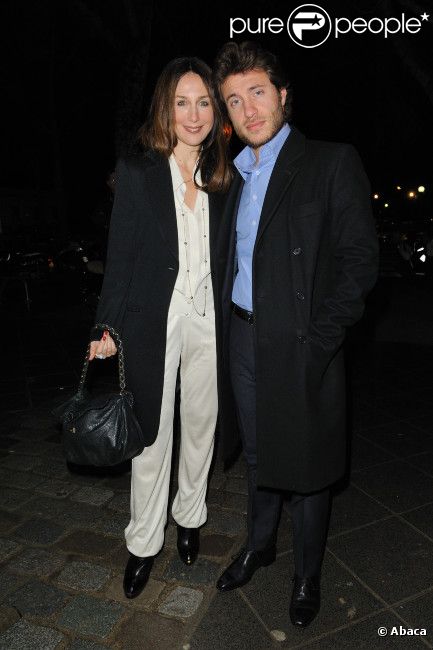 Elsa Zylberstein bien accompagnée lors de la première de Lucide au théâtre Marigny le 25 janvier 2012 à Paris