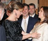 Les deux princesses sont bien complices ! La princesse Mary et le prince Frederik de Danemark étaient les hôtes de la princesse Mathilde et du prince Philippe de Belgique le 26 janvier 2012 à Bruxelles, pour un concert de jazz marquant le début de la présidence danoise du Conseil européen.