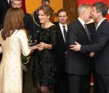 Le ballet des embrassades, sous l'oeil des photographes. La princesse Mary et le prince Frederik de Danemark étaient les hôtes de la princesse Mathilde et du prince Philippe de Belgique le 26 janvier 2012 à Bruxelles, pour un concert de jazz marquant le début de la présidence danoise du Conseil européen.