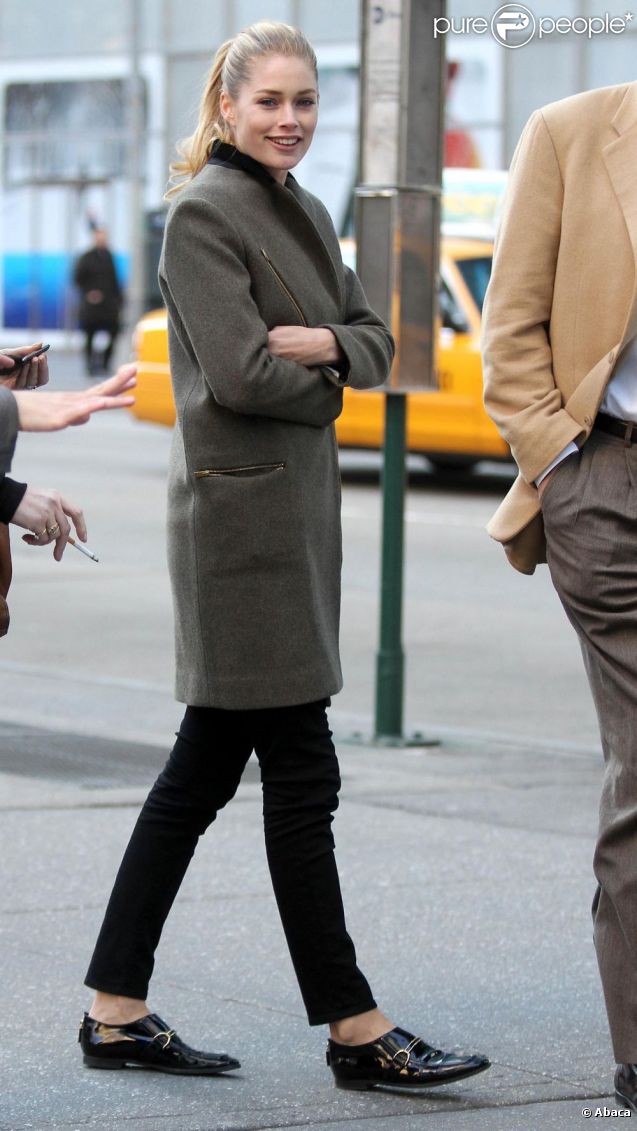 Doutzen Kroes dans les rues de New York dans un ravissant style masculin-féminin. Le 25 janvier 2012