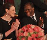 Carla Bruni-Sarkozy et Nicolas Sarkozy reçoivent le  président ivoirien Alassane Ouattara et  son épouse Dominique Ouattara, le 26 janvier 2012, à l\'occasion d\'un  dîner d\'Etat